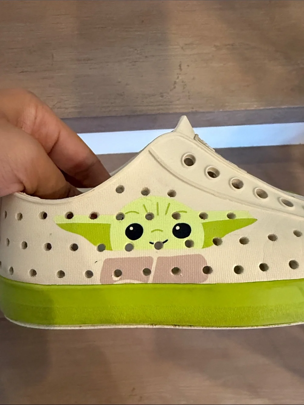 Native Kids Water Shoes in White & Lime Green with Star Wars Grogu C11